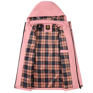 Detailweergave van de roze herenjas met capuchon en een stijlvolle geruite voering