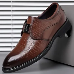 Scarpe eleganti da uomo in pelle marrone con stampa coccodrillo e fibbia raffinata