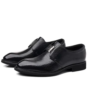 Eleganti scarpe da uomo in pelle nera per ufficio con dettaglio a trama coccodrillo