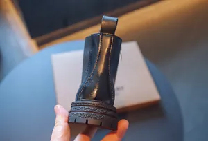 Vue arrière détaillée de bottines Martin noires pour enfants avec semelles