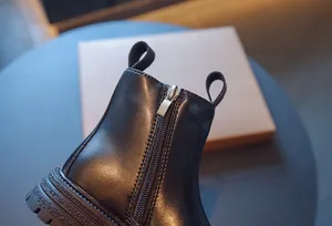 Gros plan de bottes Martin noires pour enfants avec fermeture éclair latérale