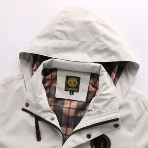 Detailopname van een herenjack met capuchon, ruitjesvoering en merklabel