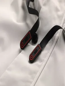 Detailopname van de trekkoordsluiting van een casual parka-jas voor heren buiten