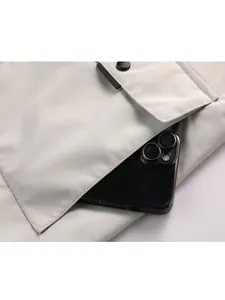 Detailopname van een herenjaszak waarin een smartphone past voor de capaciteit