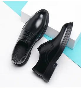 Detailweergave van zwarte herenschoenen met verborgen hak voor formele gelegenheden