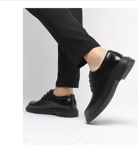 Zijaanzicht van zwarte heren zakelijke schoenen met verhoogde zool