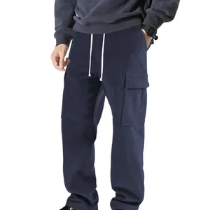 Dettaglio pantaloni cargo uomo in velluto a coste blu navy con coulisse in vita