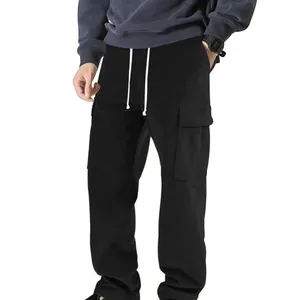 Vista dettagliata dei pantaloni cargo da uomo in velluto nero con coulisse e vestibilità ampia.