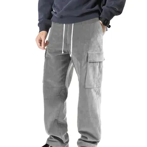 Dettaglio di pantaloni cargo da uomo in velluto grigio con coulisse bianca e tasche.