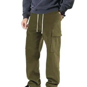 Primo piano di pantaloni cargo in velluto a coste verde oliva con tasche e lacci