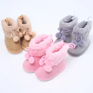 Übersicht über flauschige Baby-Winterstiefel in Rosa, Braun und Grau mit Pompons