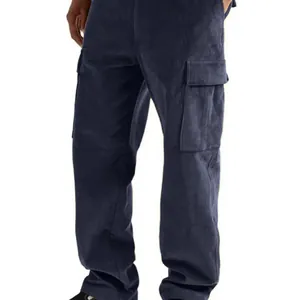 Dettaglio dei pantaloni cargo da uomo in velluto a coste blu scuro con gamba larga.
