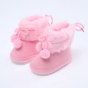 Weiche rosa Baby-Winterstiefel mit Plüschfutter aus Kunstfell und niedlichem Bommel-Detail