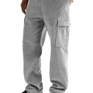 Dettaglio dei pantaloni cargo in velluto a coste grigio con tasche laterali e vestibilità.