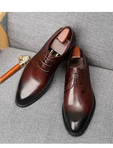 Vue de dessus de chaussures Derby en cuir marron pour hommes avec texture crocodile.