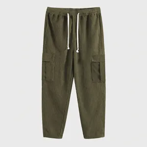 Pantaloni cargo uomo in velluto a coste verde oliva con vita elastica e coulisse.