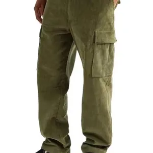 Vista dettagliata dei pantaloni cargo in velluto a coste verde oliva con ampie tasche.