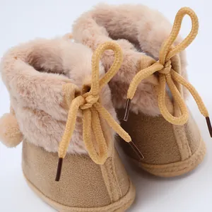 Detailansicht warmer Baby-Winterstiefel mit weichem Fellfutter und rutschfester Sohle