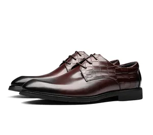 Vue latérale de chaussures Derby en cuir marron avec une texture crocodile élégante