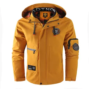 Vooraanzicht van een mosterdgele casual parka voor heren met capuchon en zakken