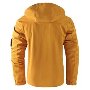 Achteraanzicht van een gele herenjas met capuchon van winddichte outdoor stof.