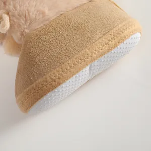Nahaufnahme der rutschfesten weichen Sohle an Plüsch-Baby-Lauflernschuhen für Winter