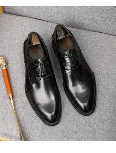 Vue de dessus de chaussures Derby en cuir noir avec détails gaufrés sur le côté
