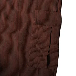 Primo piano della trama del velluto a coste marrone e della tasca cargo sui pantaloni uomo