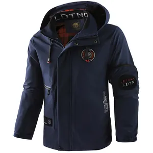 Detailweergave van marineblauwe casual herenjas met capuchon en stijlvolle patches