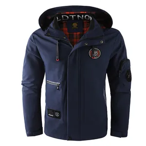 Gedetailleerd vooraanzicht van een marineblauwe casual outdoor parka voor heren