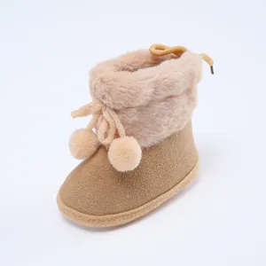 Nahaufnahme der khakifarbenen Baby-Winterstiefel mit weichem Fleecefutter und süßen Bommeln.