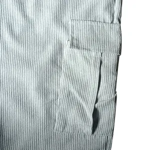 Dettaglio ravvicinato della tasca cargo e della trama di pantaloni in velluto a coste