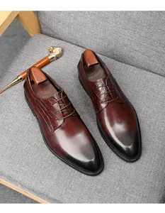 Vue de dessus de chaussures Derby en cuir marron avec motif crocodile et bout poli