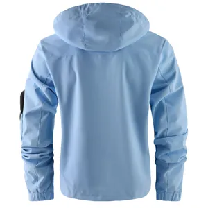 Achteraanzicht van lichtblauwe herenjas met capuchon voor casual en outdoor gebruik