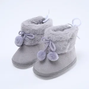 Weiche graue Baby-Winterstiefel mit Kunstpelzkragen und süßen dekorativen Bommeln