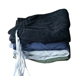 Pila di pantaloni casual da uomo in velluto a coste in vari colori con coulisse bianca