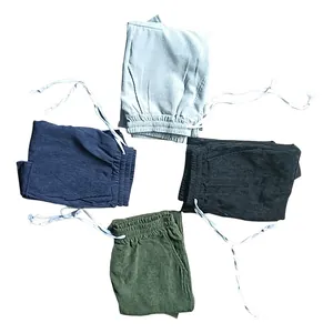 Panoramica di pantaloni in velluto a coste sottili da uomo in quattro diversi colori solidi