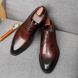 Chaussures derby classiques en cuir dégradé marron pour homme style professionnel.