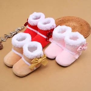 Drei Paar süße Baby-Plüschstiefel mit dekorativen Schleifen und weichem Kunstfellfutter