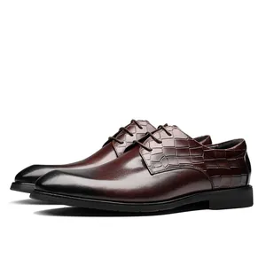 Chaussures richelieu pour hommes en cuir marron avec motif crocodile et bout bruni