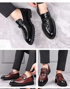 Elegantes mocasines para hombre con textura de cocodrilo y hebilla metálica clásica