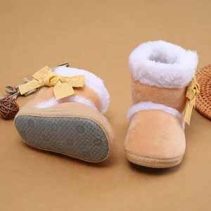 Süße gelbe Baby-Winterstiefel mit weißem Kunstpelz, Polka-Dot-Schleife und rutschfester Sohle