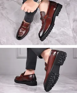 Vista detallada de mocasines marrones para hombre con textura de cocodrilo y suela