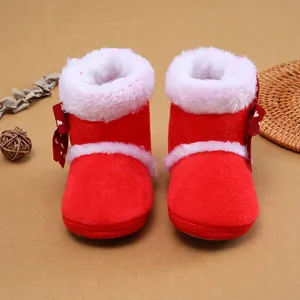 Detailansicht roter Babyschuhe mit weißem Kunstpelzbesatz und süßen Schleifen für Kleinkinder.