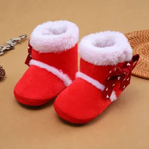 Detailansicht roter Baby-Winterstiefel mit weißem Kunstpelzbesatz und Herzschleife