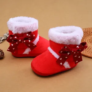 Süße rote Baby-Winterstiefel mit weißem Fellbesatz und herzgemusterter Schleifendeko