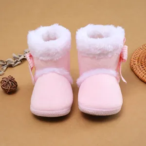 Rosa Baby-Winterstiefel mit weißem Kunstpelzfutter und süßen Schleifen