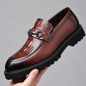 Mocasines clásicos de cuero marrón con grabado de cocodrilo para hombre, estilo casual