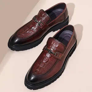 Mocasines de hombre en cuero con relieve de cocodrilo marrón y detalle metálico