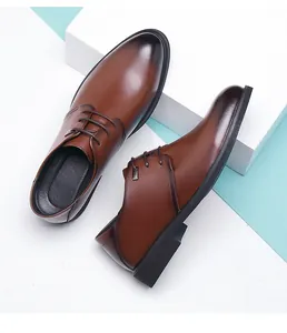 Detailansicht brauner Herren-Business-Schuhe aus Leder mit dunkler schattierter Spitze